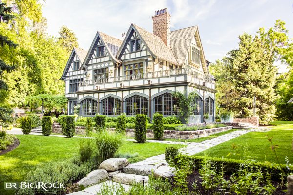Luxury landscaping isn’t just measured by the number of dollars put into the project. Learn what 5 things make landscape design luxurious and what you need to know before hiring a high-end landscaping company yourself!