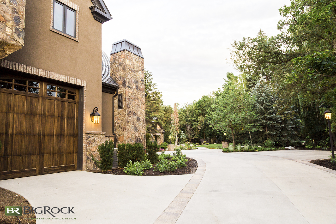 Big Rock Landscaping design will ensure to accentuate your home's architecture and make use of corners, edges and pockets for a full landscaping design.