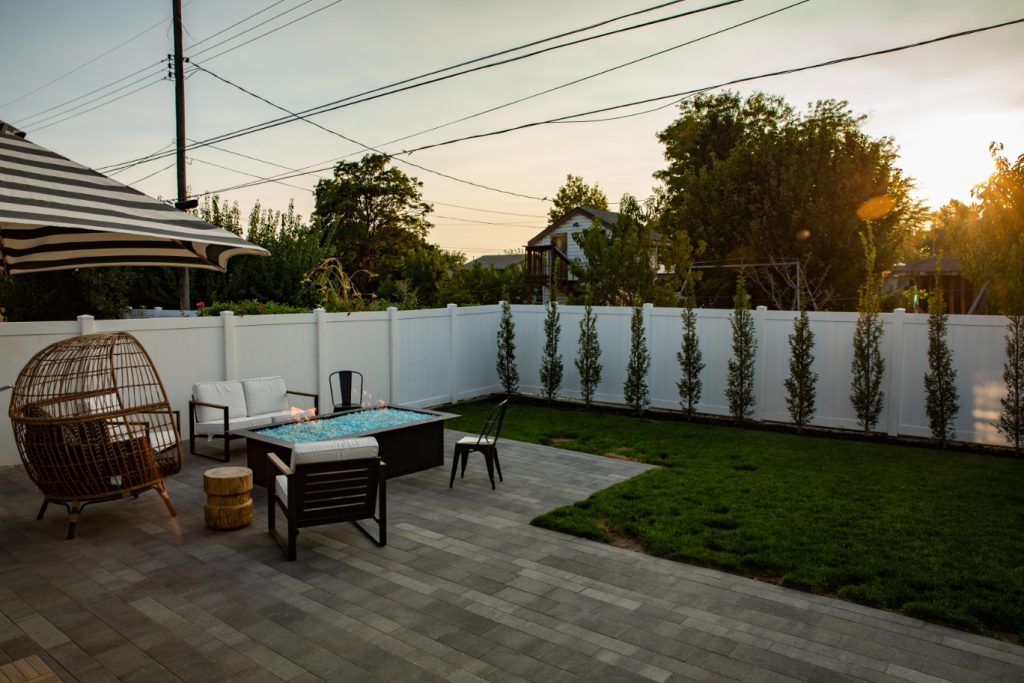 Add artistic beauty and elegance to any landscape with thoughtfully selected landscaping pavers.
