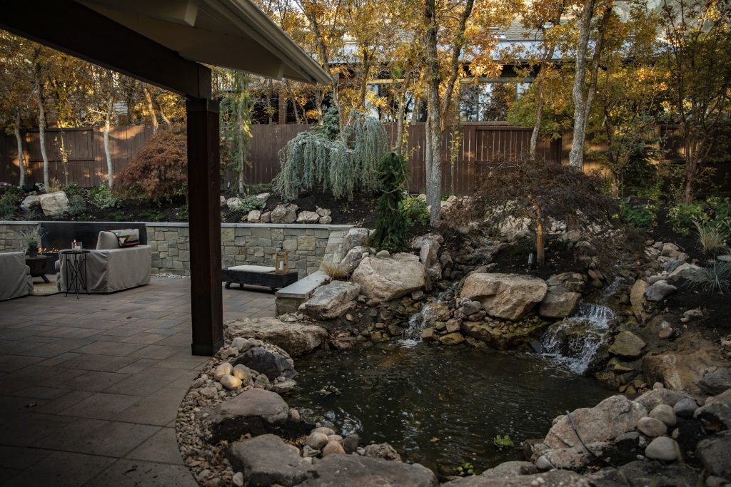 This natural backyard wanted to incorporate elements that would make you feel like you are in your own mountain oasis.