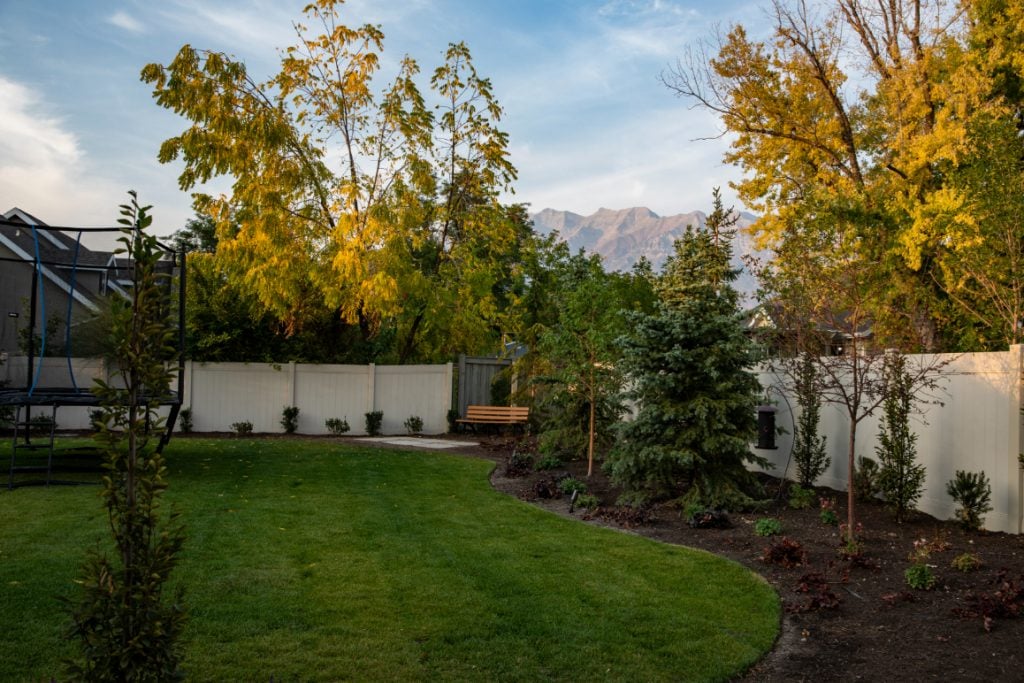 This backyard is a family-friendly, no-nonsense space, and that’s why a simple black plastic border was the right call