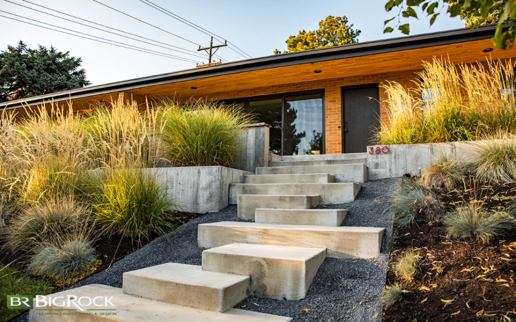 To boost curb appeal and create focal points, strategic placement of hardscape features like pathways, patios, or eye-catching planters can draw attention while requiring minimal maintenance