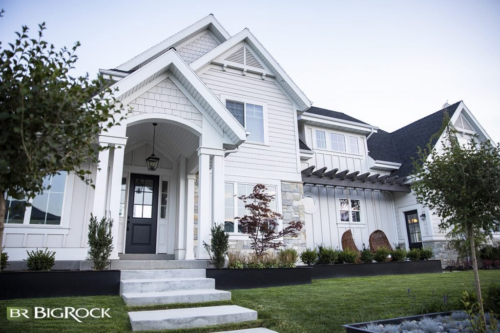 This home does a fantastic job of creating layers, opting for a large grassy area separated by minimal garden beds instead of layers of shrubs and plants.