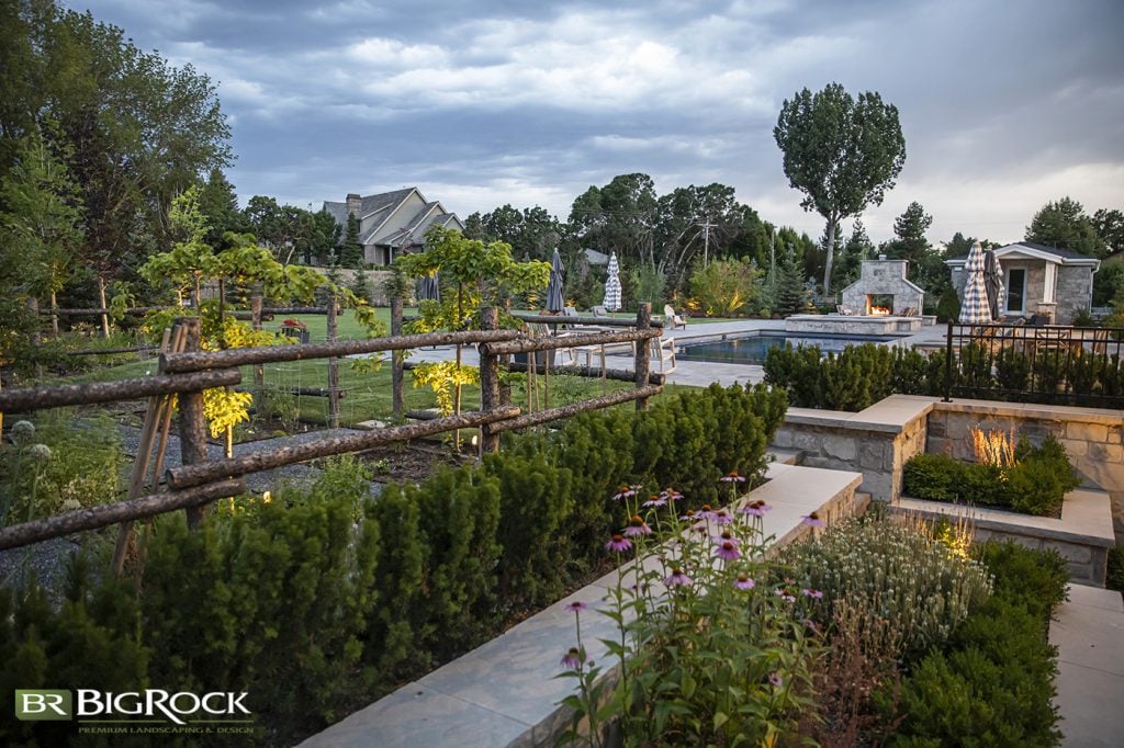 This log fence gives us farmhouse landscaping feelings. When paired with wildflowers and a pretty garden, it’s a great place to sit a spell