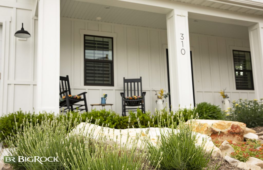 Farmhouse style is a landscaping design that prioritizes simplicity and rustic charm. Often using rural architecture mixed with modern themes, it’s a landscaping style that is both cozy, functional, and stylish