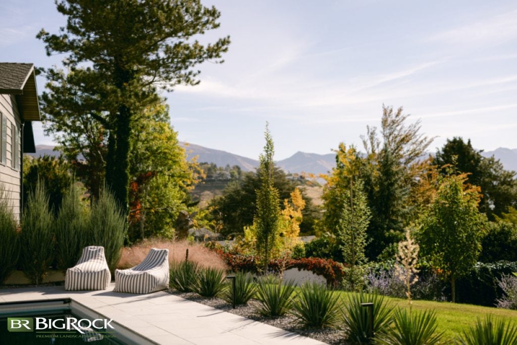 We love the juxtaposition of the river rocks and yucca plants against the backdrop to leafy green tree canopies. It’s giving desert oasis vibes.