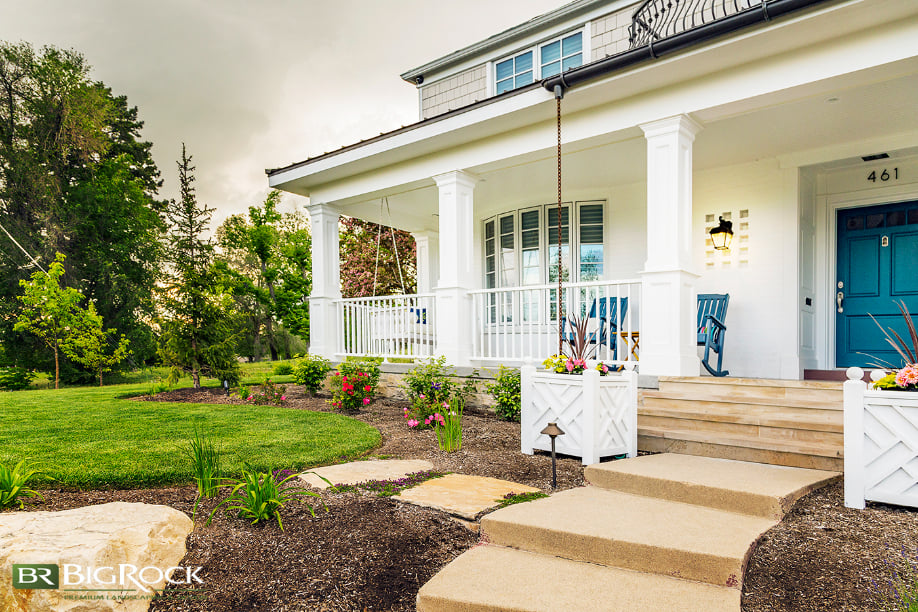 Not everything has to be perfectly matchy-matchy for the yard to have a symmetrical feel. The identical planters flanking the front steps of this home improve curb appeal with a balanced look and feel.